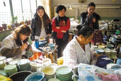昨日，游客在觀看景泰藍(lán)制作。