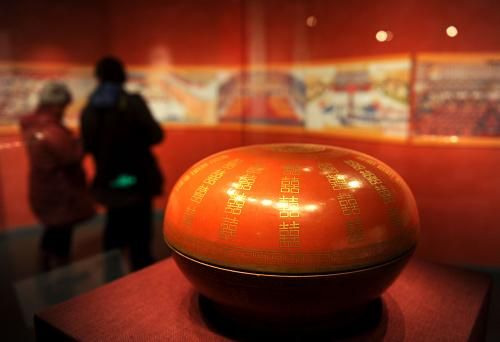 1月15日，清宮舊藏“燕喜同和”款礬紅地金彩雙“喜”字圓盒在首都博物館展出。新華社記者 羅曉光 攝