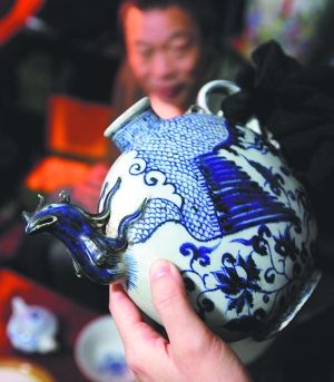 “樊家井”是景德鎮(zhèn)中低端仿品生產(chǎn)和批發(fā)基地，圖為仿元青花鳳首壺。